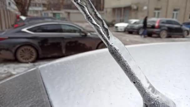 Antena Rádio Coberta Com Gelo Após Chuva Geada Carro Estacionamento — Vídeo de Stock