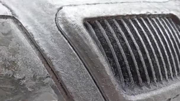 Osobní Automobil Pokrytý Vrstvou Ledu Parkovišti Mrazivé Noci Deštěm Zimě — Stock video