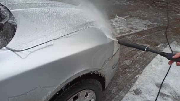 Rengöring Bilen Efter Regn Och Frost Med Trycksatt Vattenstråle — Stockvideo