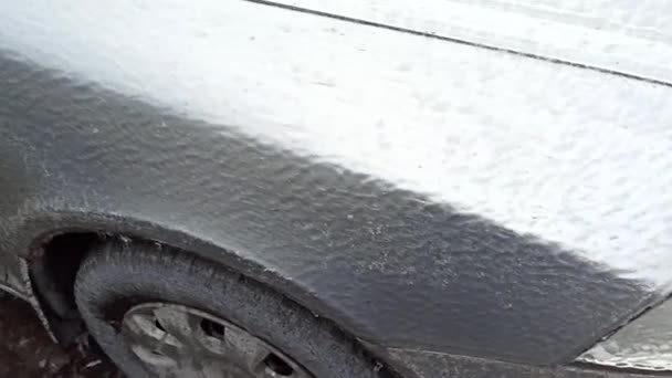 에비가 내리는 주차장에 얼음으로 승용차 — 비디오