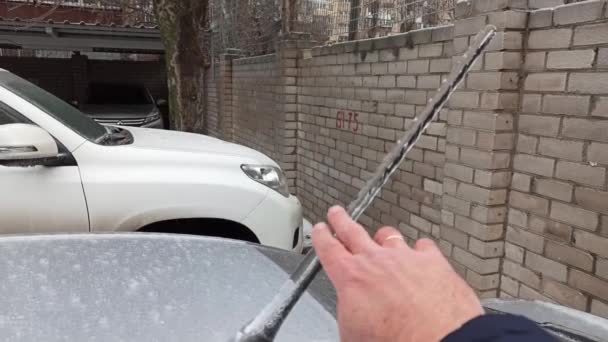 Uma Mão Homem Limpa Uma Camada Gelo Uma Antena Rádio — Vídeo de Stock