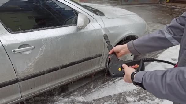 Čištění Vozu Ledu Přiléhajícího Dešti Mrazu Tlakovým Proudem Vody — Stock video