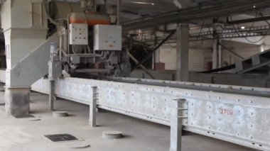 Asansördeki tahıllar arasında tahıl dağıtmak için taşınabilir bir el arabasının hareketi, bu da kemerden gelen tahılları operatör tarafından seçilen siloya döküyor.