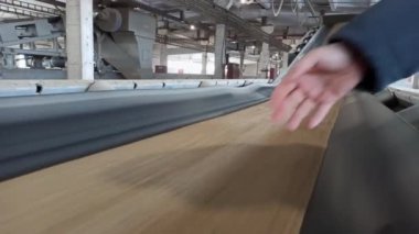 Usta eliyle taşıyıcı bant boyunca hareket eden tahılın kalitesini kontrol eder. Buğday, değirmende kurutulup öğütülmeye taşınır. Buğday un haline getirilir. Buğday taneleri