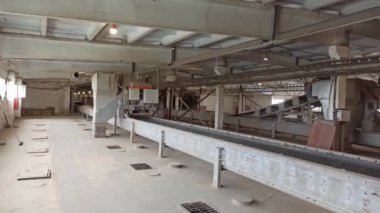 Asansördeki tahıllar arasında tahıl dağıtmak için taşınabilir bir el arabasının hareketi, bu da kemerden gelen tahılları operatör tarafından seçilen siloya döküyor.