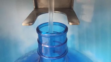 Plastik şişeyi 18 litrelik bir kapasiteyle içme suyu ile doldurmak. 