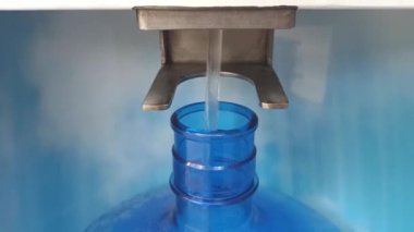 Plastik şişeyi 18 litrelik bir kapasiteyle içme suyu ile doldurmak. 