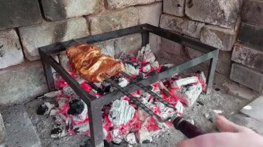 Barbekü. Kızarmış domuz ya da kuzu eti. Rahatlarken ızgarada et parçaları pişir. Yüksek kaliteli FullHD görüntüler