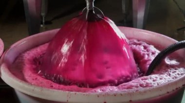 Şarap fabrikası, şarap mahzeninde şarap üretirken üzüm suyu havası, Bordeaux Vineyard, Fransa. Yüksek kalite 4k görüntü