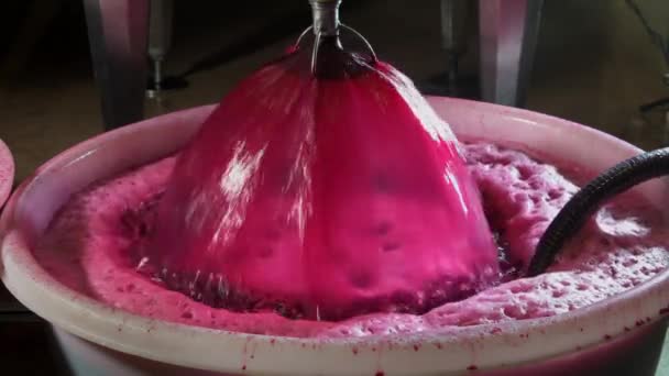 Wijnfabriek Beluchting Van Druivensap Tijdens Wijnbereiding Een Kelder Bordeaux Wijngaard — Stockvideo