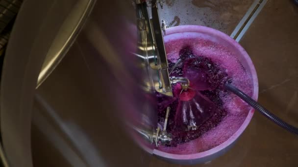 Wijnfabriek Beluchting Van Druivensap Tijdens Wijnbereiding Een Kelder Bordeaux Wijngaard — Stockvideo