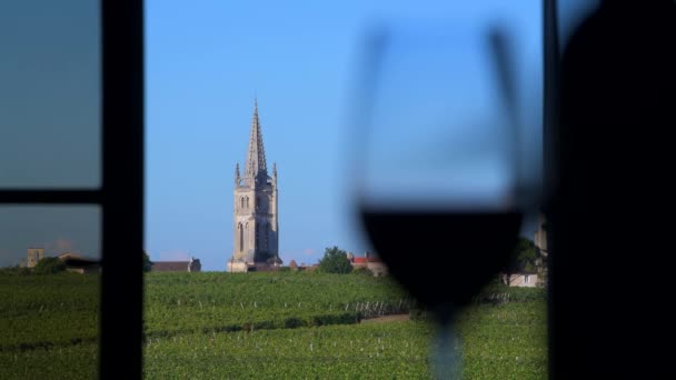 美丽的圣埃米利翁镇 前景中的葡萄酒和瓶子杯 法国吉隆德 阿基坦 联合国教科文组织世界遗产 高质量的4K镜头 — 图库视频影像
