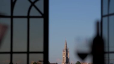 Saint-Emilion 'un güzel bir kasabası, ön planda bir kadeh şarap ve şişe, Gironde, Aquitaine, Fransa, UNESCO Dünya Mirası Sitesi, yüksek kaliteli 4K görüntü