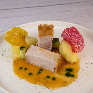 Patates püresi ve renkli dantelli domuz filetosu tarifi. Yüksek kalite fotoğraf