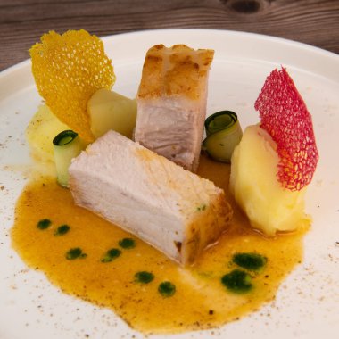 Patates püresi ve renkli dantelli domuz filetosu tarifi. Yüksek kalite fotoğraf