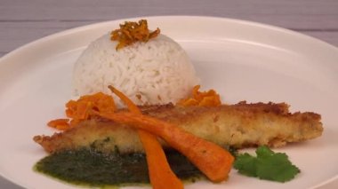 Panko, pirinç, havuç cipsi ve kişniş soslu Hake fileto tarifi. Yüksek kalite fotoğraf