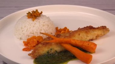 Panko, pirinç, havuç cipsi ve kişniş soslu Hake fileto tarifi. Yüksek kalite fotoğraf