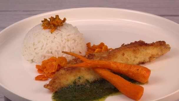 Rezept Für Seehechtfilet Paniert Mit Panko Reis Karottenchips Und Koriandersoße — Stockvideo