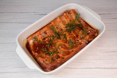 Barbekü, dumanlı kâğıt, biber, zeytinyağı, güllük gülistanlık ve yüksek kaliteli fotoğrafla marine edilmiş,