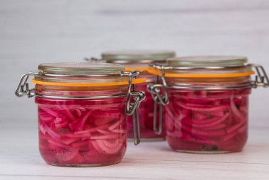 Kavanozda soğan turşusu, beyaz şarap, beyaz şarap, beyaz şarap, şeker, biber. Yüksek kalite fotoğraf