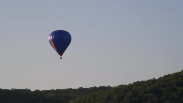 Heißluftballons Fliegen Bunte Heißluftballons Mit Korb Schweben Gegen Den Blauen — Stockvideo