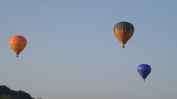 Balões Quente Voando Balões Quente Multicoloridos Com Cesta Flutuando Contra — Vídeo de Stock