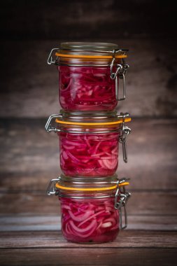 Kavanozda soğan turşusu, beyaz şarap, beyaz şarap, beyaz şarap, şeker, biber. Yüksek kalite fotoğraf