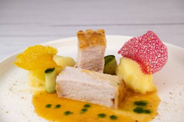 Patates püresi ve renkli dantelli domuz filetosu tarifi. Yüksek kalite fotoğraf