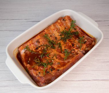 Barbekü, dumanlı kâğıt, biber, zeytinyağı, güllük gülistanlık ve yüksek kaliteli fotoğrafla marine edilmiş,