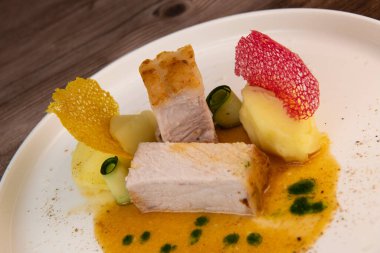 Patates püresi ve renkli dantelli domuz filetosu tarifi. Yüksek kalite fotoğraf