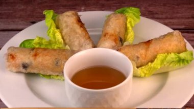Vietnam usulü kızarmış börek, marul yapraklı tavuk ve yumurta sosu, yüksek kaliteli 4K görüntü.