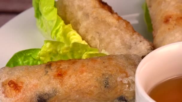 Rollos Primavera Fritos Vietnamitas Con Pollo Hojas Lechuga Salsa Rollo — Vídeos de Stock