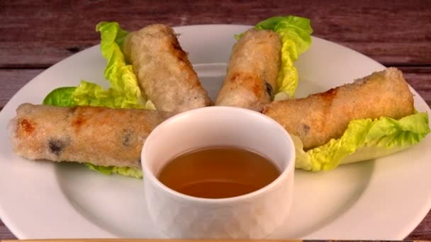 Vietnamské Smažené Jarní Závitky Kuřecím Masem Listech Salátu Vaječnou Rolkou — Stock video