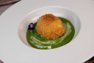 Pişmiş yumurta ve kremalı ıspanak ve parmesan peyniri. Yüksek kalite fotoğraf