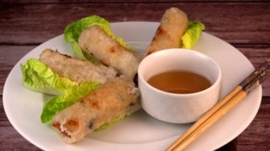Vietnam usulü kızarmış börek, marul yapraklı tavuk ve yumurta sosu, yüksek kaliteli 4K görüntü.