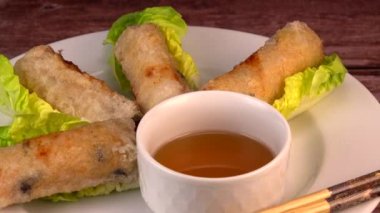 Vietnam usulü kızarmış börek, marul yapraklı tavuk ve yumurta sosu, yüksek kaliteli 4K görüntü.