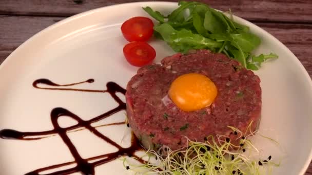 Tartare Bistecca Con Insalata Verdure Patatine Fritte Sul Piatto Filmati — Video Stock