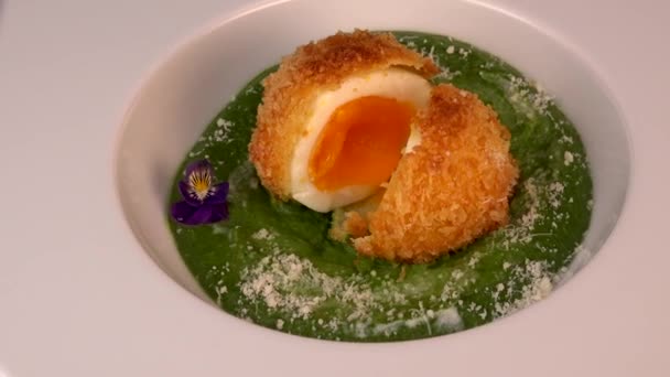 Recipe Breaded Soft Boiled Eggs Creamed Spinach Parmesan High Quality — Stock Video