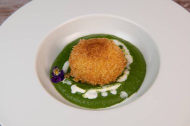 Pişmiş yumurta ve kremalı ıspanak ve parmesan peyniri. Yüksek kalite fotoğraf