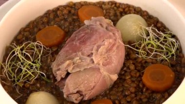 Mercimek ve tuzlanmış domuz inciği tarifi. Yüksek kalite 4K video