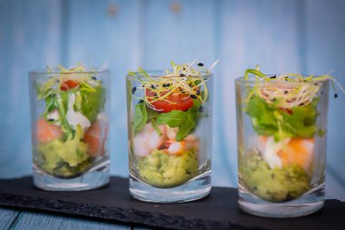 Avokado, karides, roka, mayonez, espelette biber ve limon, pırasa filizi tarifi. Yüksek kalite fotoğraf