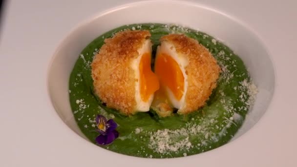 Receta Huevos Cocidos Con Pan Espinacas Cremosas Con Parmesano Video — Vídeo de stock