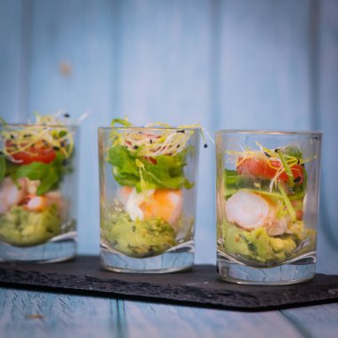 Avokado karides roka mayonezi, espelette biber ve limon, pırasa filizi tarifi, yüksek kaliteli fotoğraf.