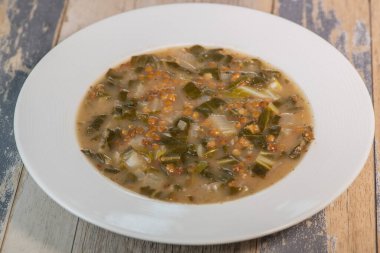 Limon ve naneli Lübnan mercimek ve pazı çorbası tarifi. Yüksek kalite fotoğraf