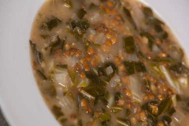 Limon ve naneli Lübnan mercimek ve pazı çorbası tarifi. Yüksek kalite fotoğraf