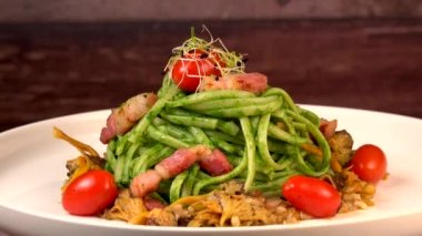 Ispanak kremalı spagetti tarifi ve füme pastırma, domates ve mantar. Yüksek kaliteli video