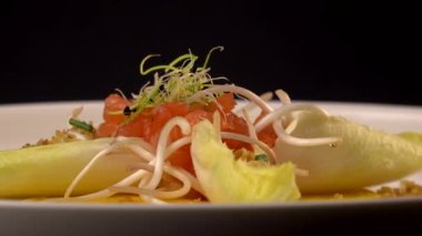 Somon gravlax salatası için reçete, taze krema, soğan soğanı, sarı chioggia pancar kökü ve pırasa filizleri, beyaz balzamik sirke sosu. Yüksek kaliteli video