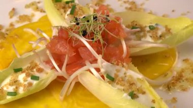 Somon gravlax salatası için reçete, taze krema, soğan soğanı, sarı chioggia pancar kökü ve pırasa filizleri, beyaz balzamik sirke sosu. Yüksek kaliteli video