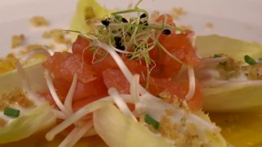 Somon gravlax salatası için reçete, taze krema, soğan soğanı, sarı chioggia pancar kökü ve pırasa filizleri, beyaz balzamik sirke sosu. Yüksek kaliteli video