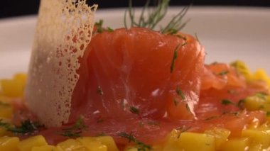 Mango brumoise ve beyaz balzamik sirke soslu somon gravlax tarifi. Yüksek kalite 4k video